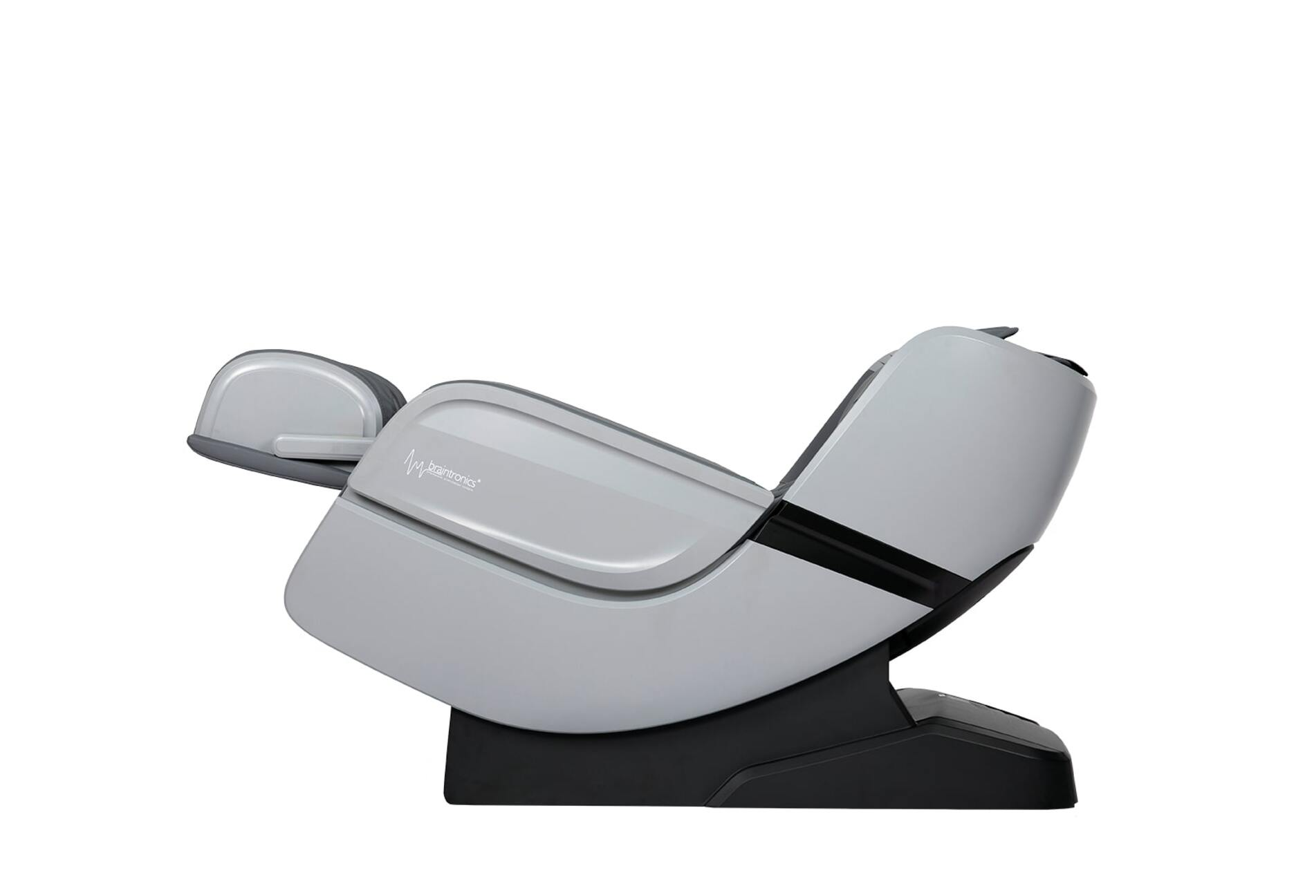 Ein hellgrauer Massagesessel auf weißem Hintergrund. Es ist ein modernes Design.