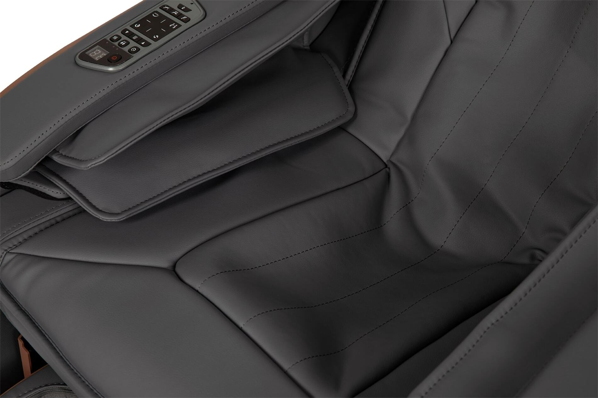 Szczegół czarnego skórzanego fotela do masażu.