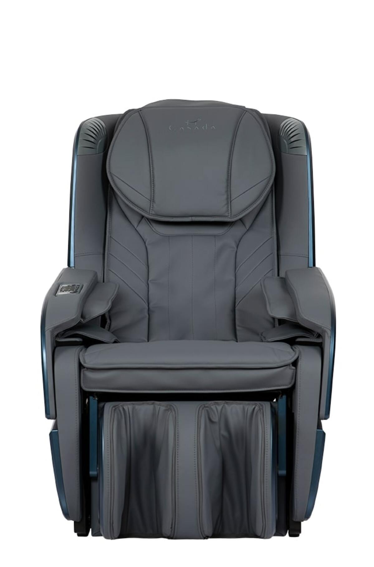 Grauer Massagesessel. Vorderansicht. Kopfstütze, Rückenlehne, Armlehnen und Fußstütze sichtbar.