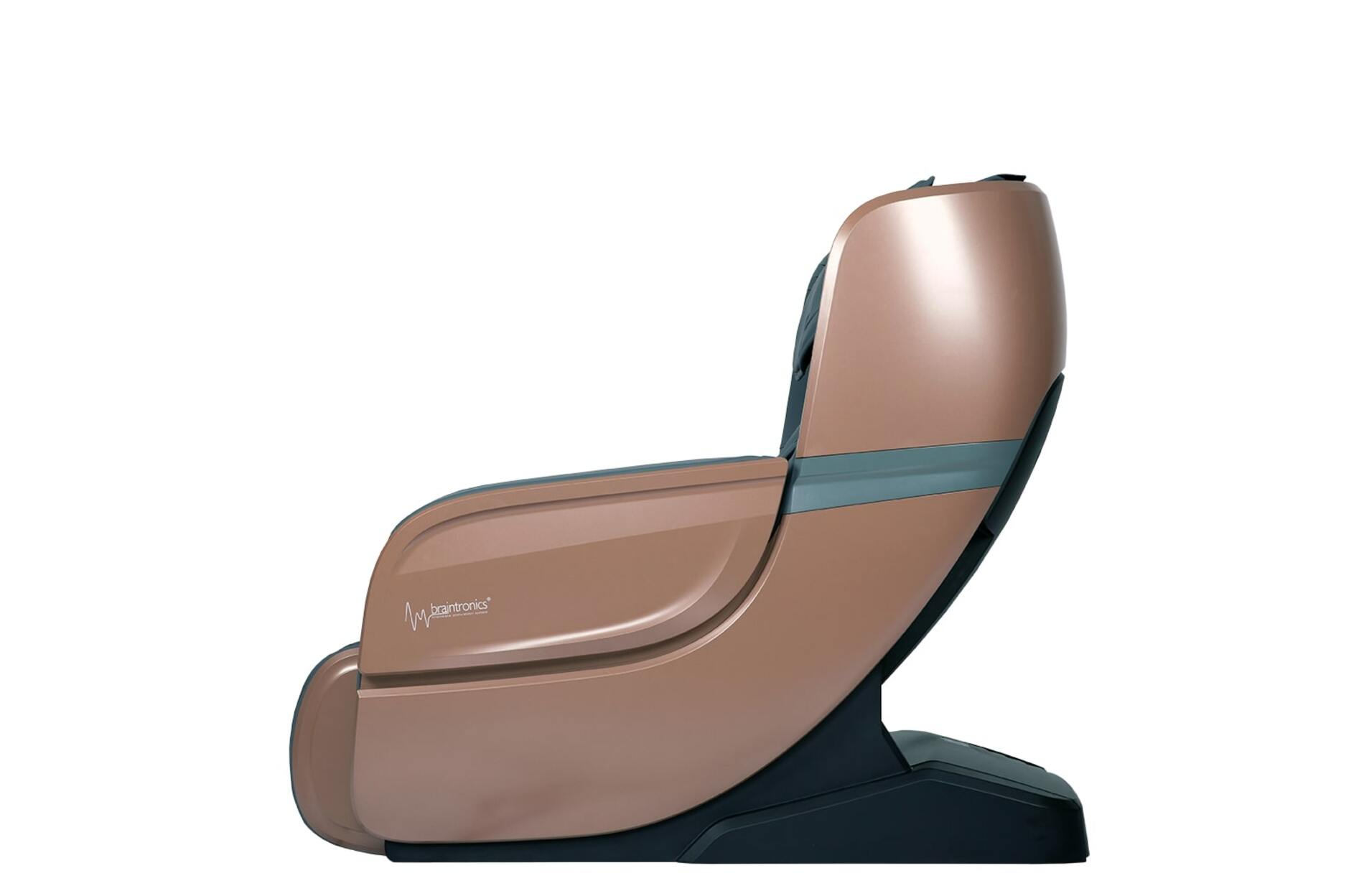 Brązowo-czarny fotel do masażu na białym tle. Jest ustawiony pod kątem, widok z boku.