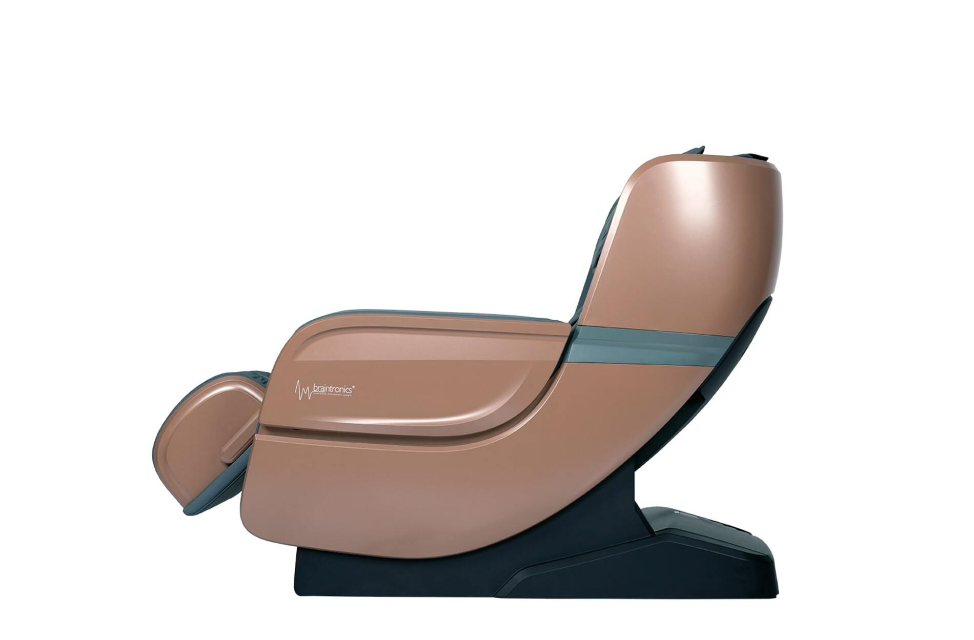 Brązowy fotel do masażu na białym tle, widok z boku, w pozycji leżącej.