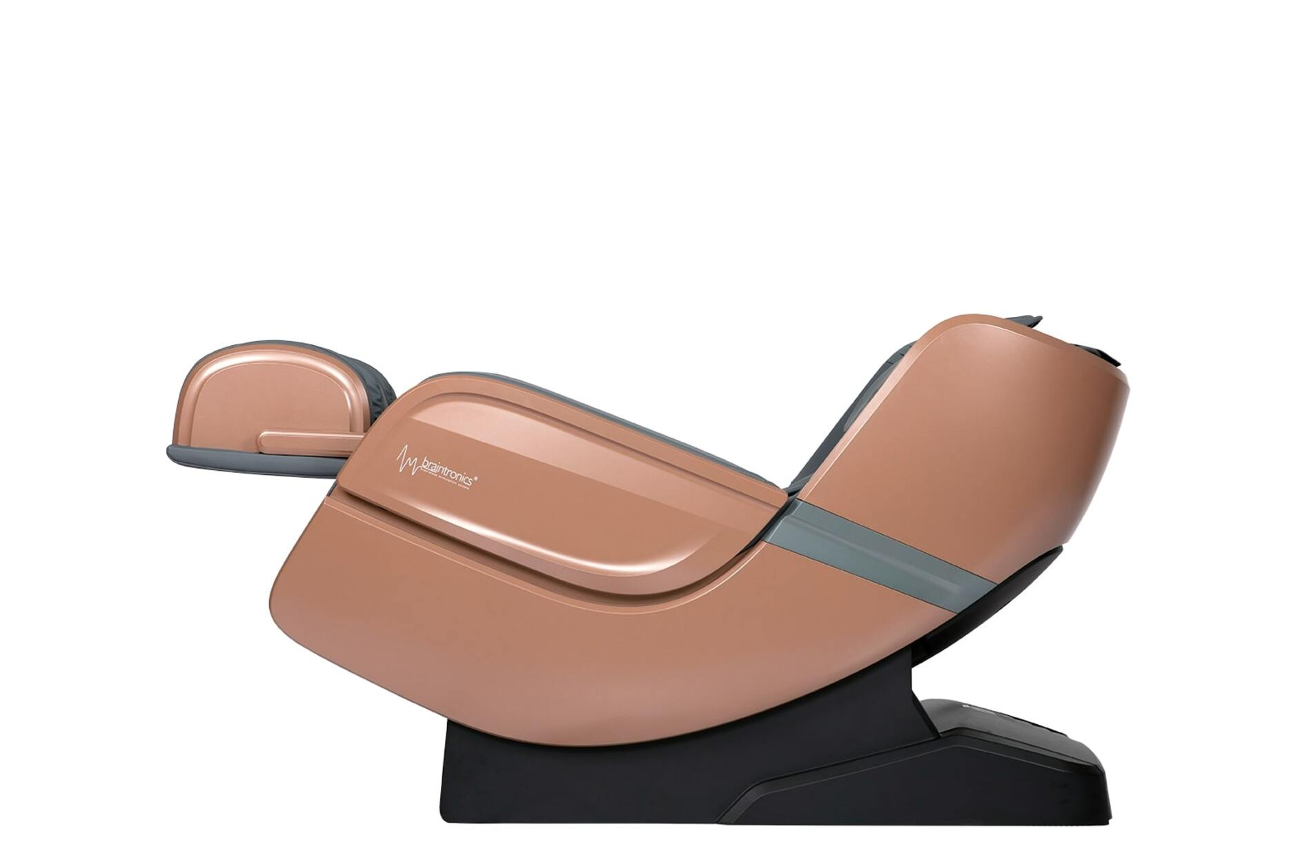 Brązowy i szary fotel do masażu na białym tle.