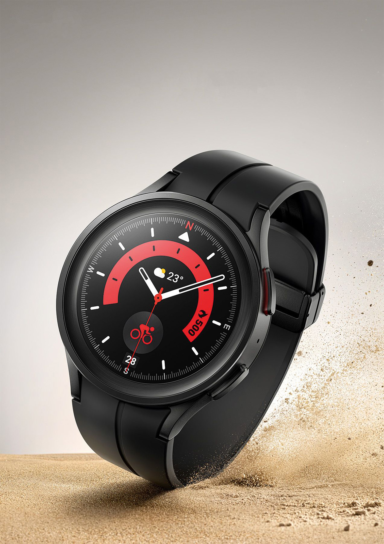 Schwarze Smartwatch mit roten Akzenten, Sandhintergrund, Digitalanzeige.