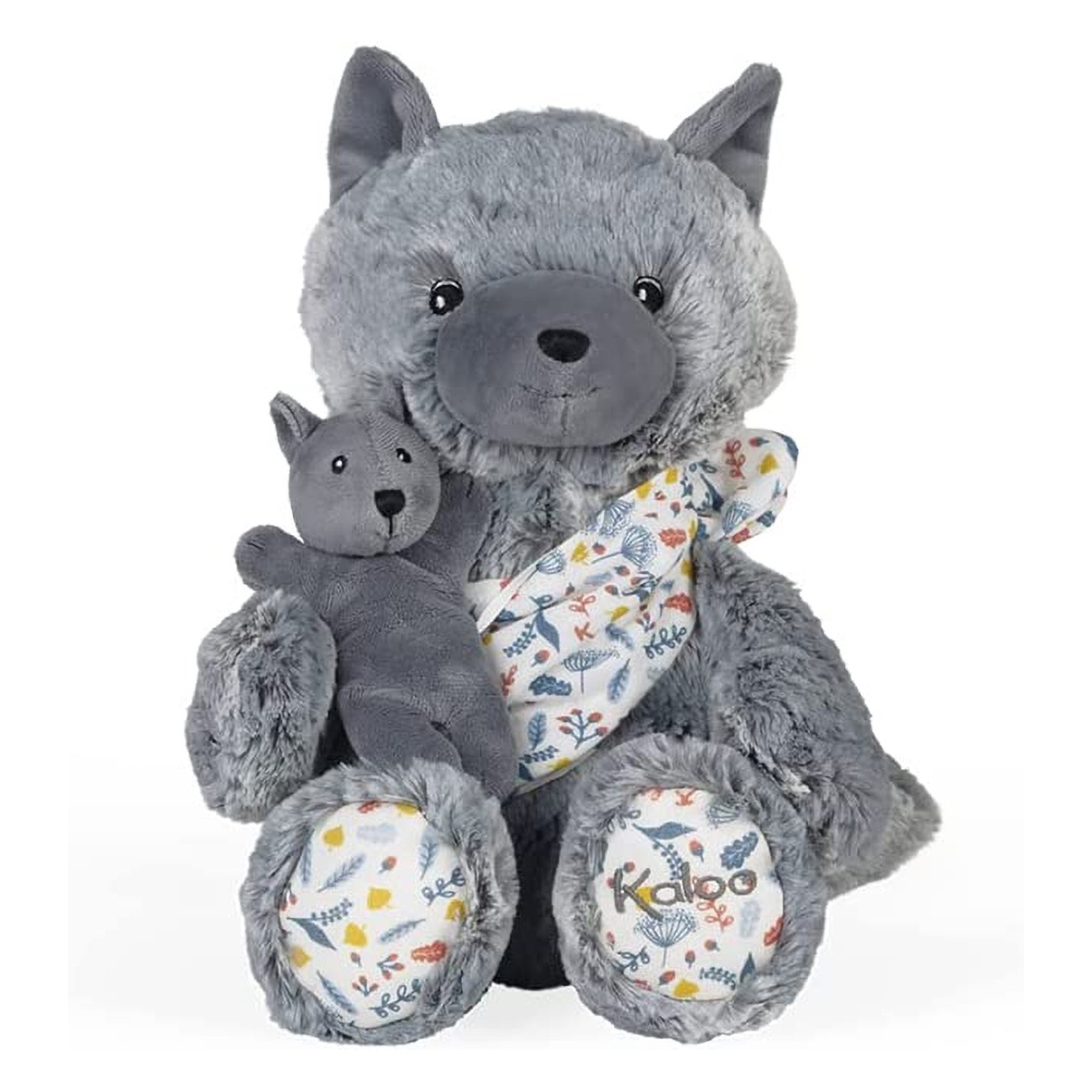 Peluche de loup gris tenant une peluche de loup plus petite sur fond blanc.