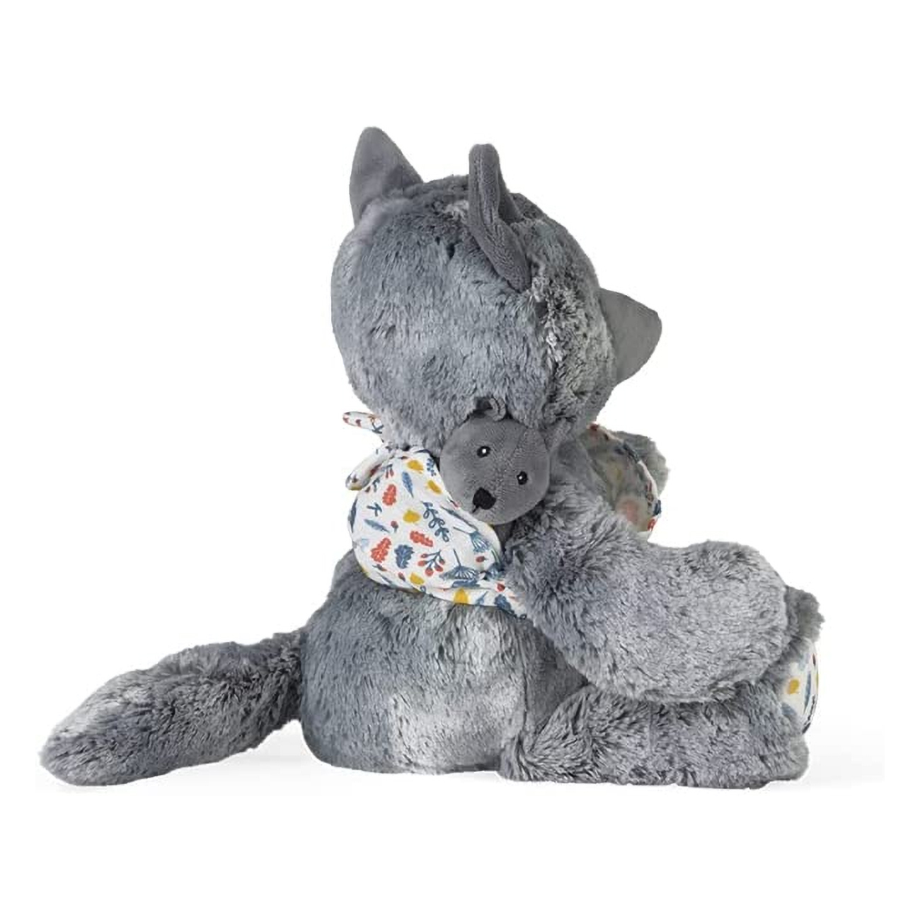 Une peluche de loup gris étreignant un petit ours gris avec une écharpe fleurie.