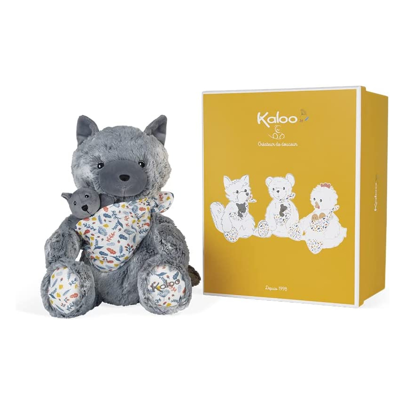 Une peluche de loup gris tenant un loup plus petit. Une boîte avec des animaux en jouet est à droite.