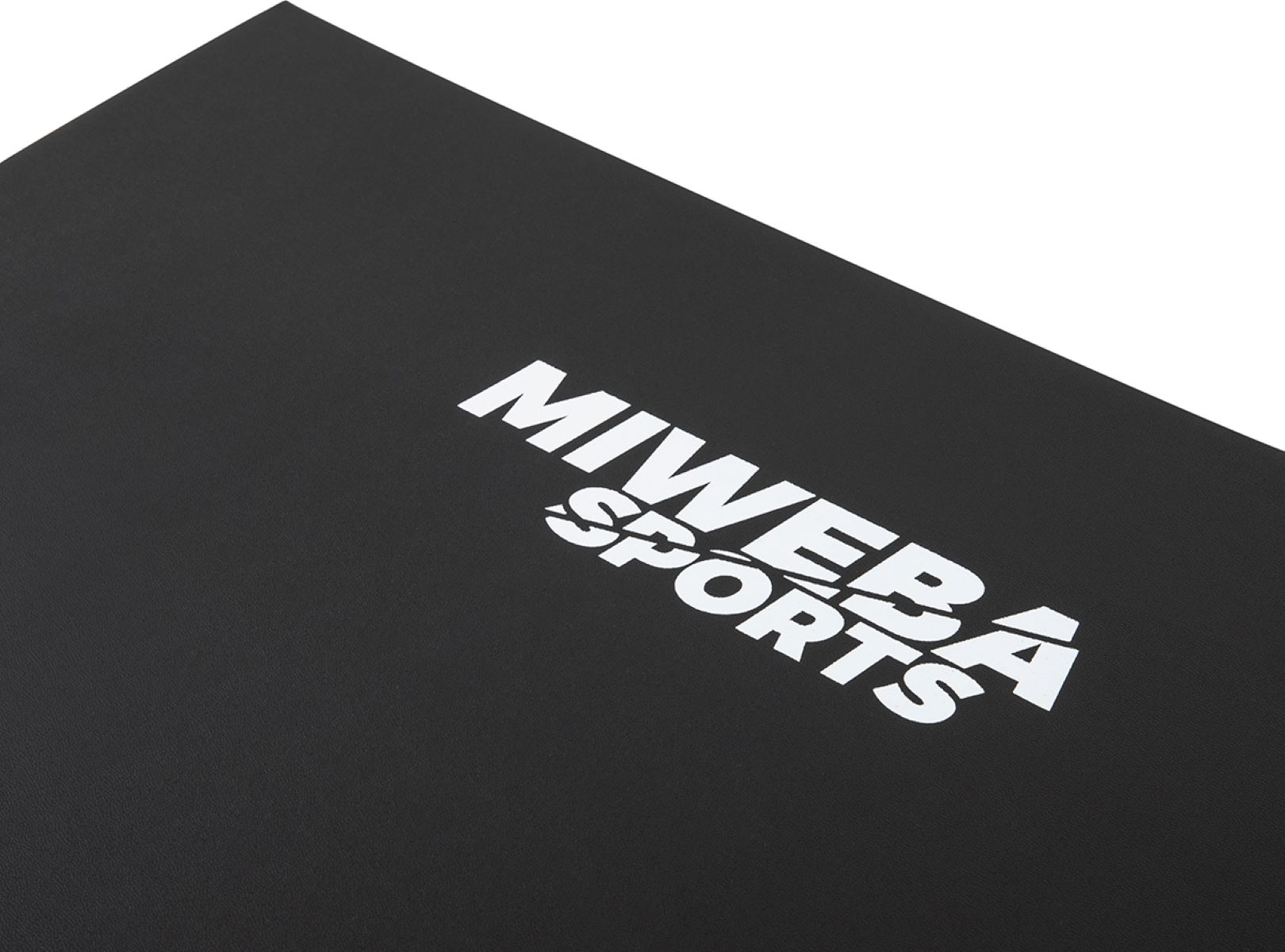 Eine schwarze Oberfläche mit dem weißen Text 'MIWEBA SPORTS' in einem Winkel.