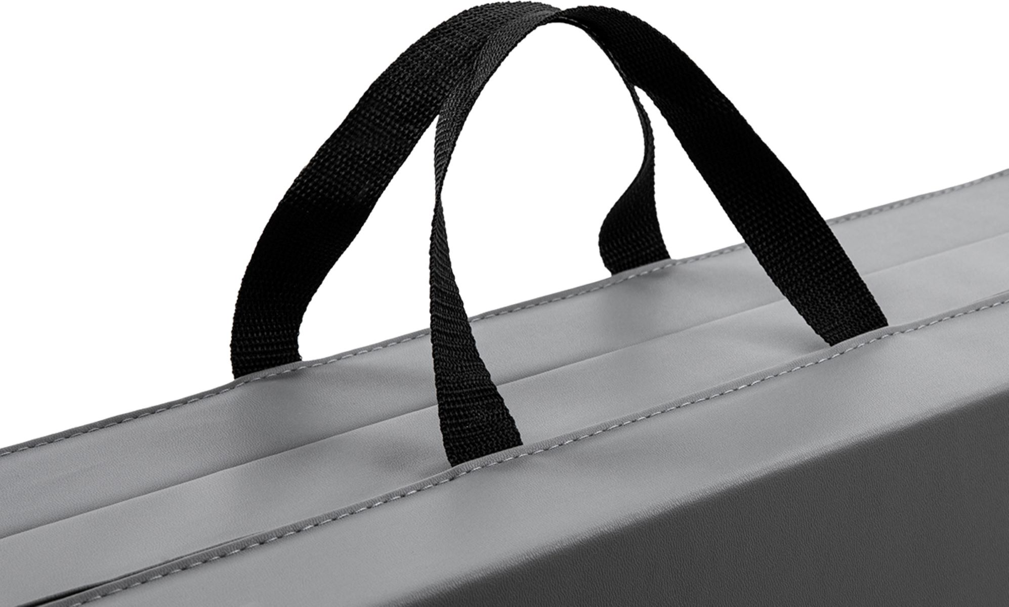 Nahaufnahme der Griffe einer grauen Tasche. Schwarze Stoffriemen auf grauem Material.