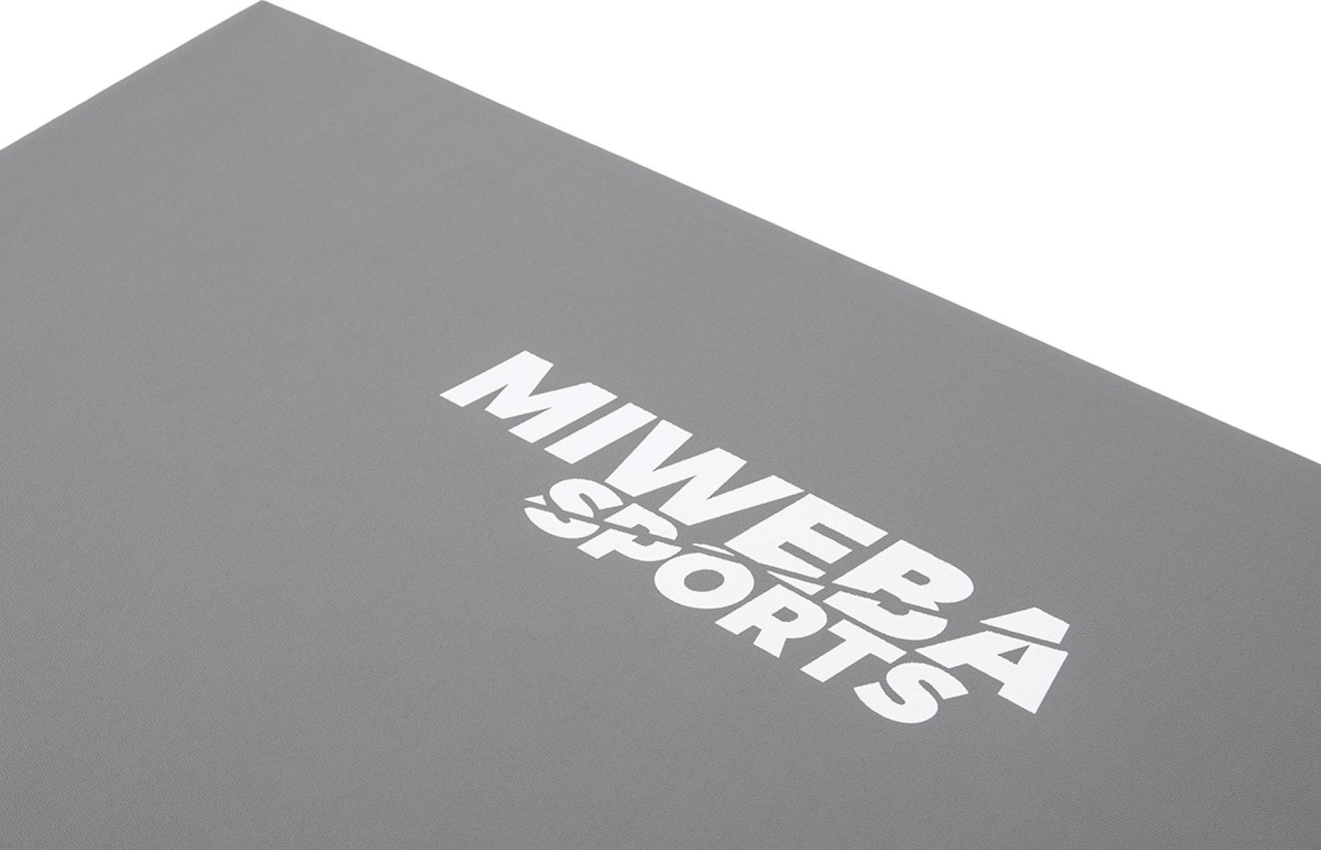 Graue Yogamatte mit weißem Miweba Sports Logo. Das Logo ist mittig auf der Matte.
