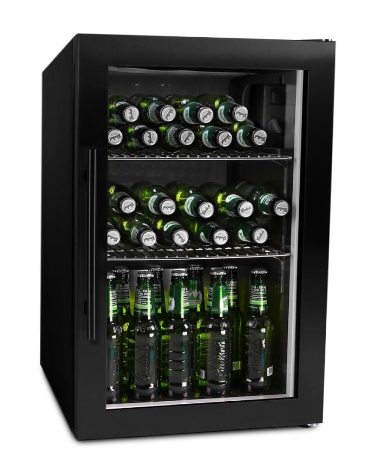 Ein schwarzer Minikühlschrank gefüllt mit grünen Bierflaschen.