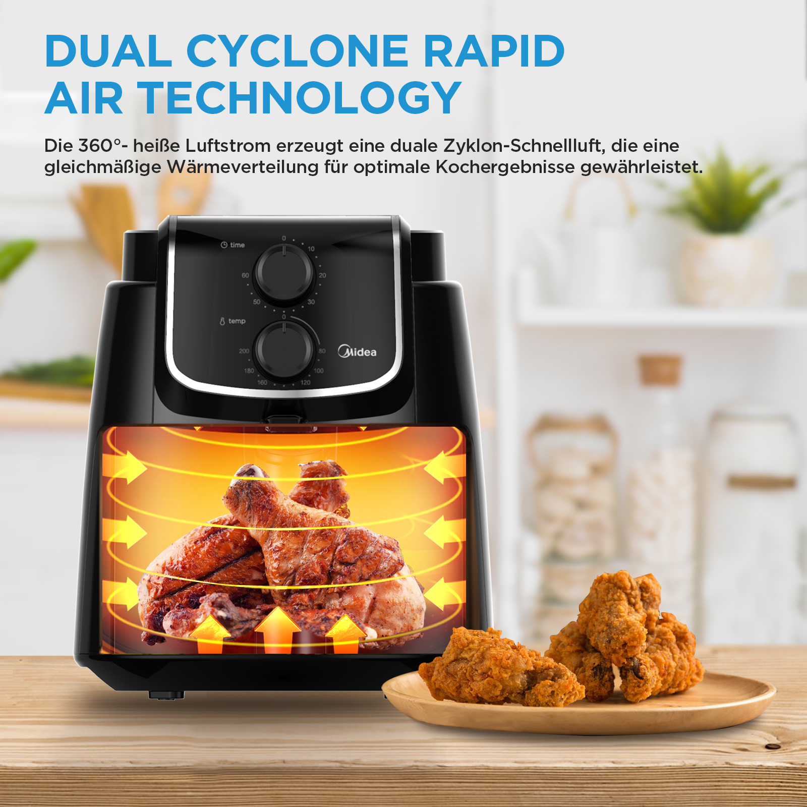 Schwarze Heißluftfritteuse mit Hühnchen innen und gebratenem Hühnchen auf einem Holzbrett.