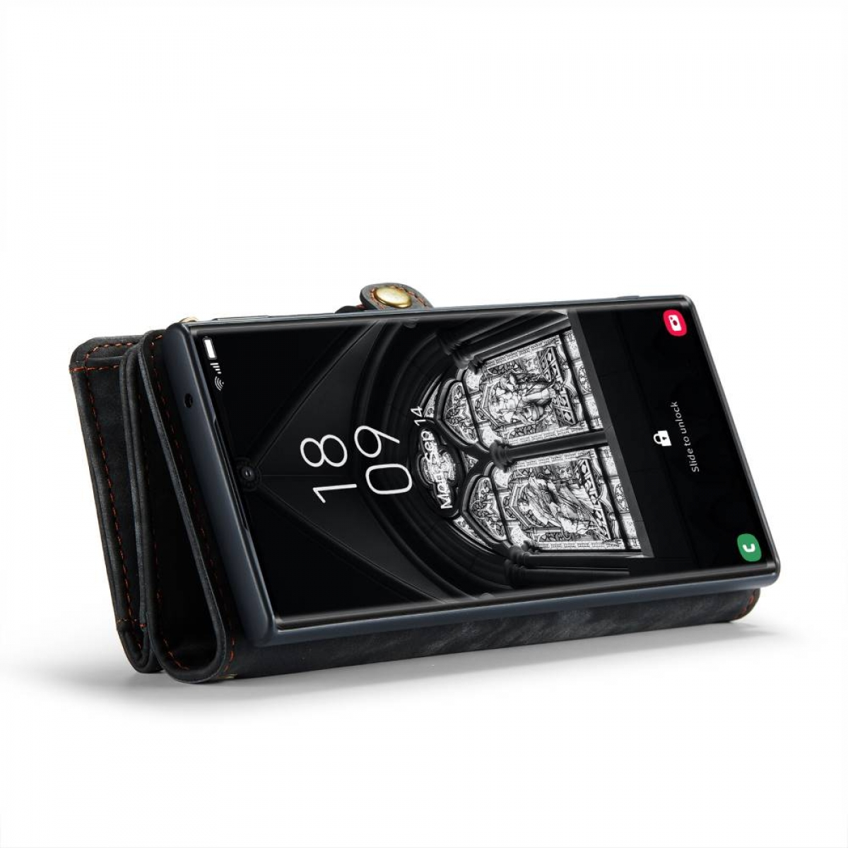 Smartphone in einer Brieftaschenhülle, zeigt ein gotisches Kirchenfenster. Schwarze Hülle, weißer Hintergrund.
