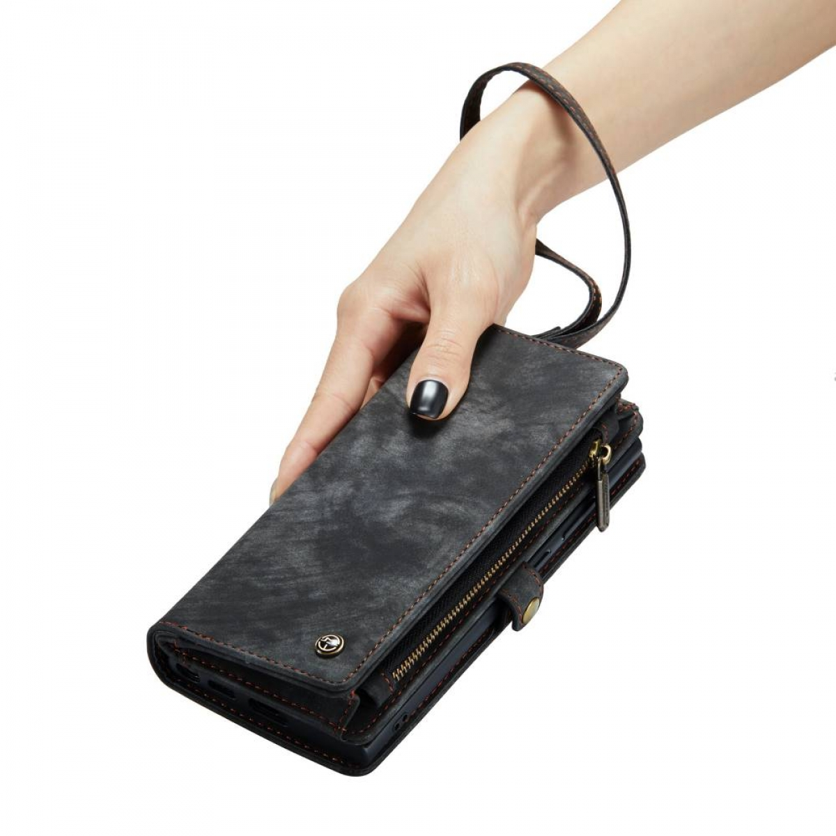 Hand hält eine schwarze Leder-Handytasche mit Riemen. Reißverschluss und Knopfverschluss sichtbar.