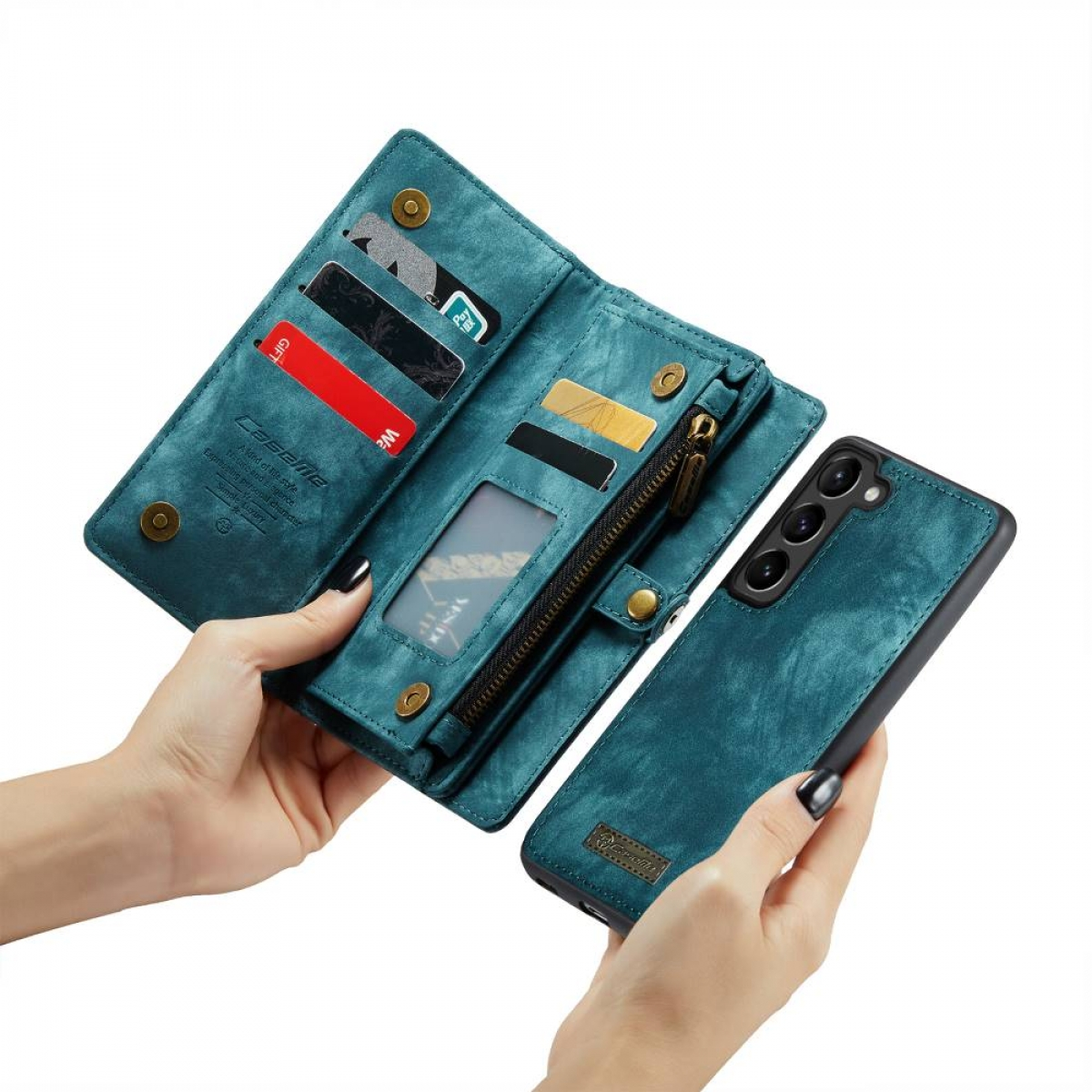 Türkisfarbene Leder-Telefon-Geldbörse geöffnet, mit Kartenfächern und Reißverschluss. Ein Telefon liegt daneben.