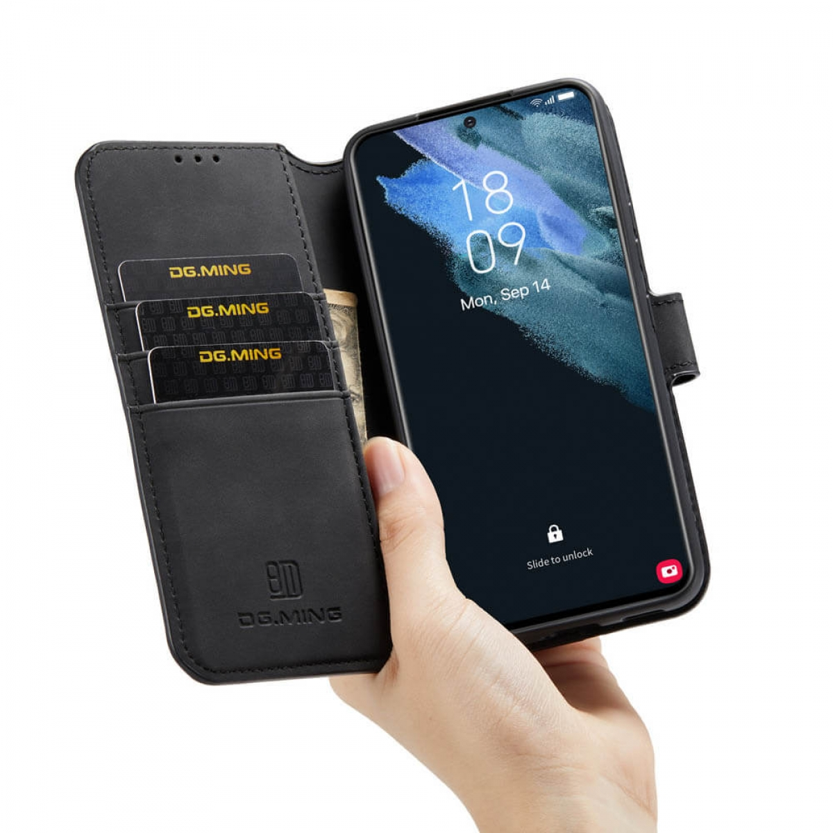 Ein schwarzes Telefon in einer Lederhülle, gehalten von einer Hand, mit Karten und einem Portemonnaie.
