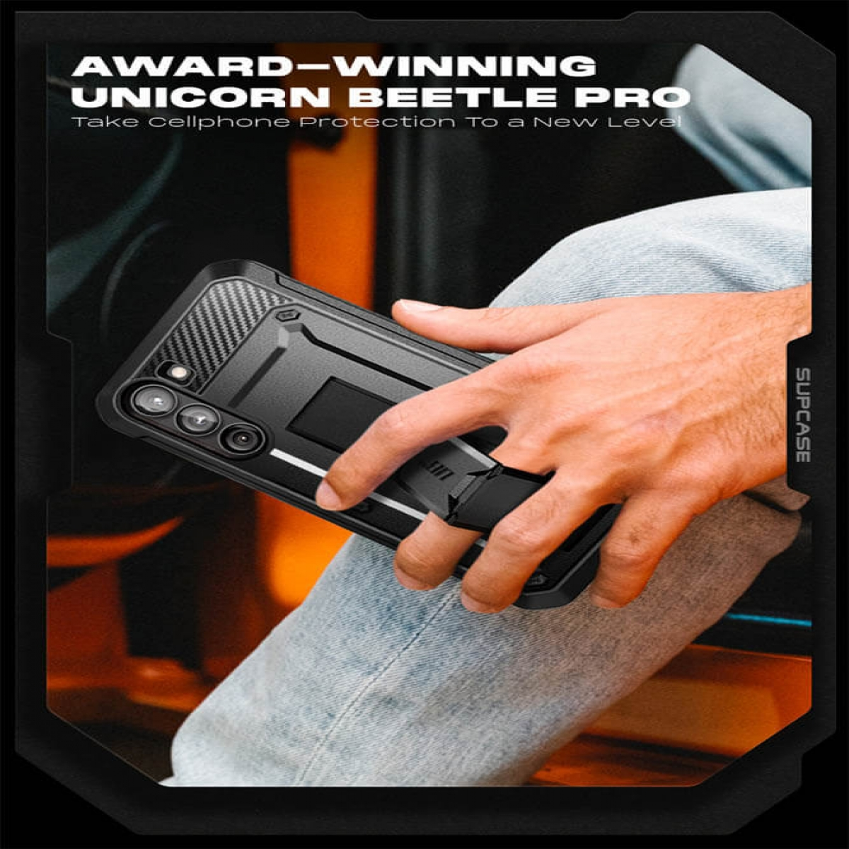 Die Hand einer Person, die eine schwarze Handyhülle mit Ständer hält, mit Text zur Produktwerbung.