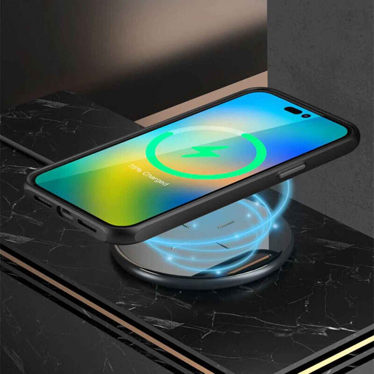 Ein Telefon wird drahtlos auf einem Ladepad geladen, der Ladestatus wird angezeigt.