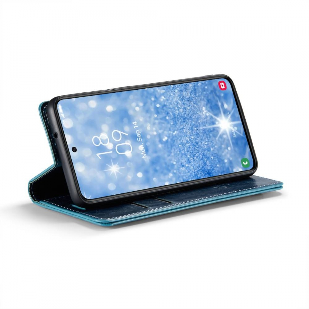 Smartphone in blauem Leder-Brieftaschenetui, offen. Der Bildschirm zeigt funkelnden Hintergrund mit Uhrzeit und Datum.