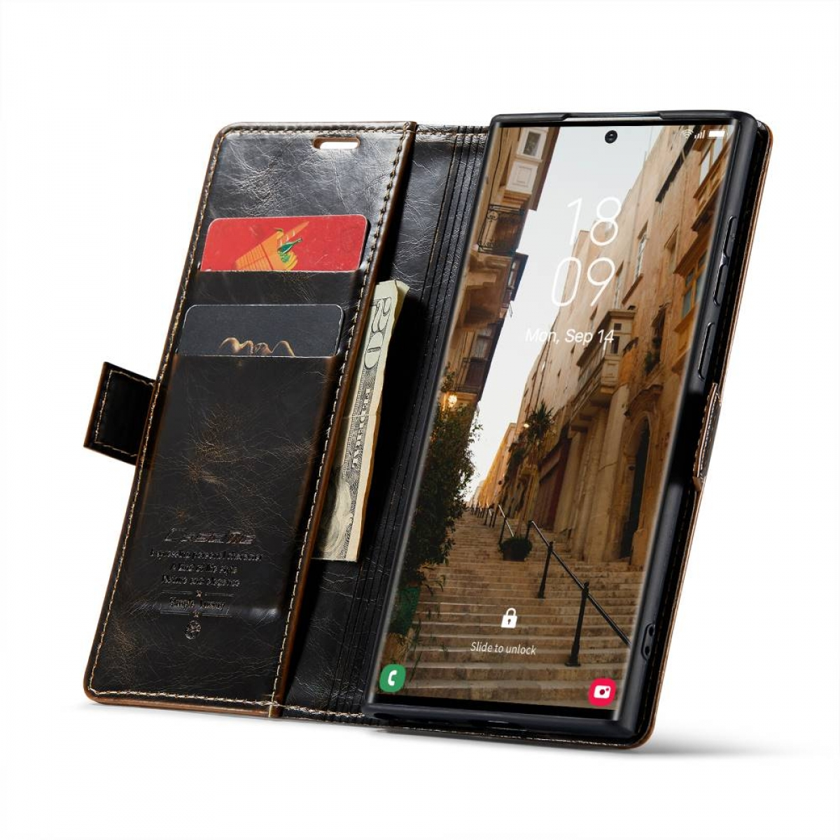 Smartphone in einer Leder-Brieftasche, zeigt eine Graustufen-Straßenszene mit gesperrtem Bildschirm.