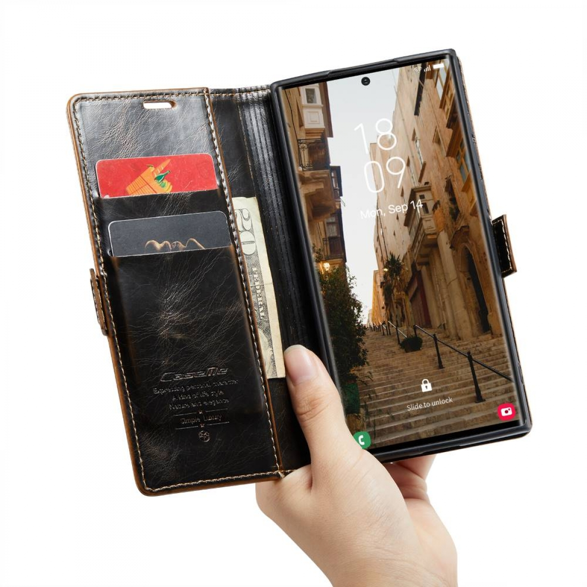 Eine braune Leder-Handyhülle geöffnet, zeigt ein Telefon mit einer Straßenszene.