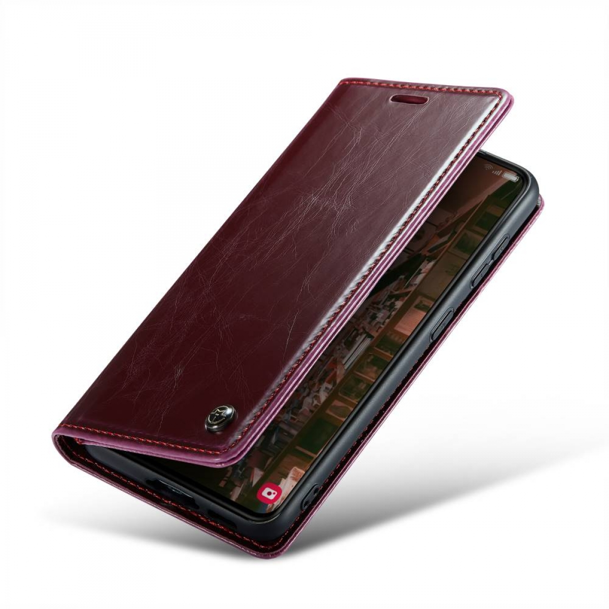 Braune Leder-Handyhülle mit dem Telefon darin. Die Hülle ist offen.