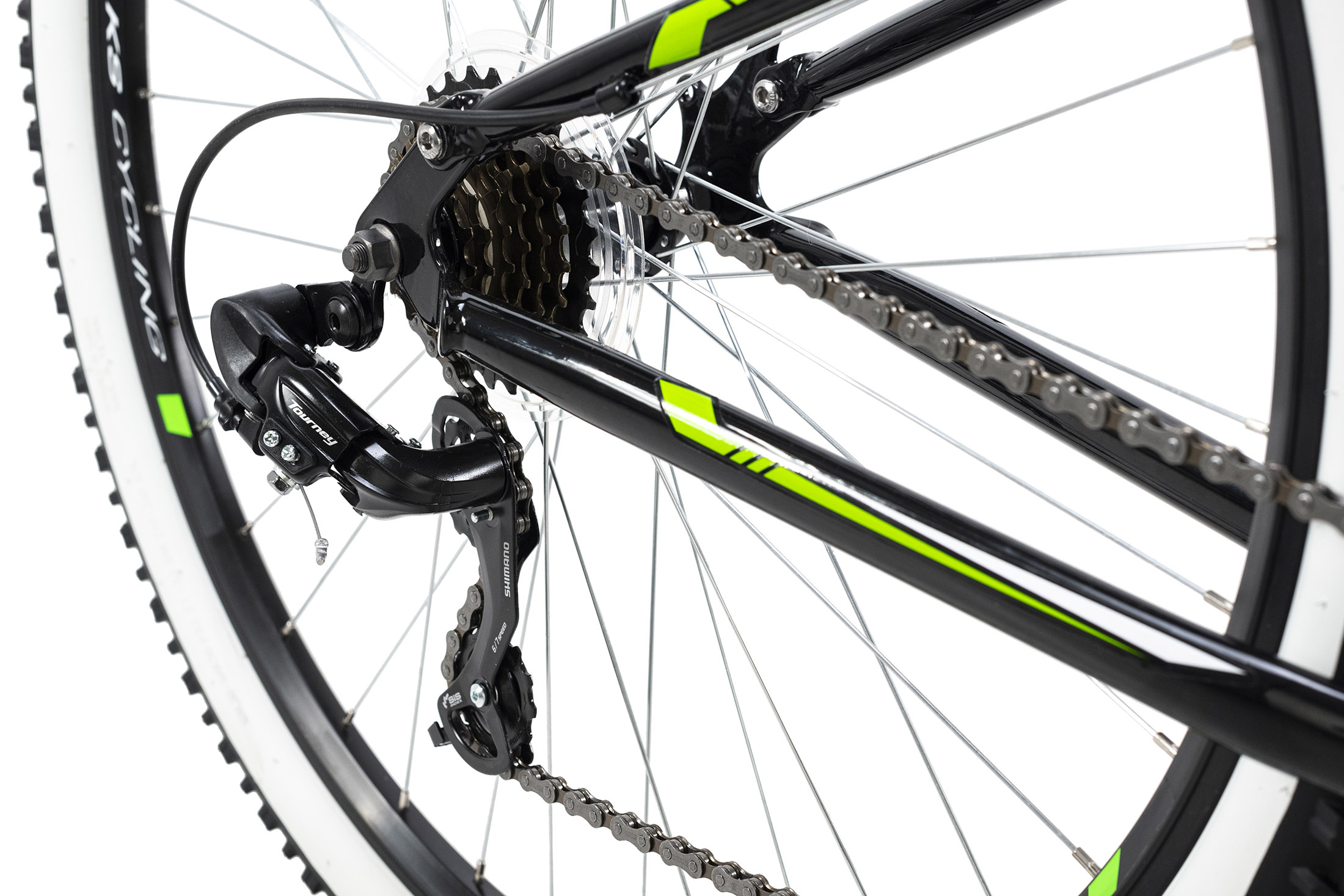 Nahaufnahme eines schwarzen Fahrradhinterrads mit silberner Kette und Zahnrädern.