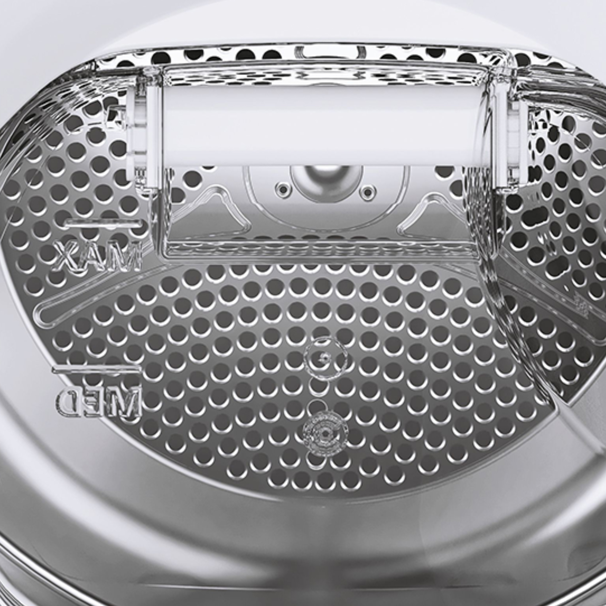 Interno del cestello di una lavatrice con metallo perforato.