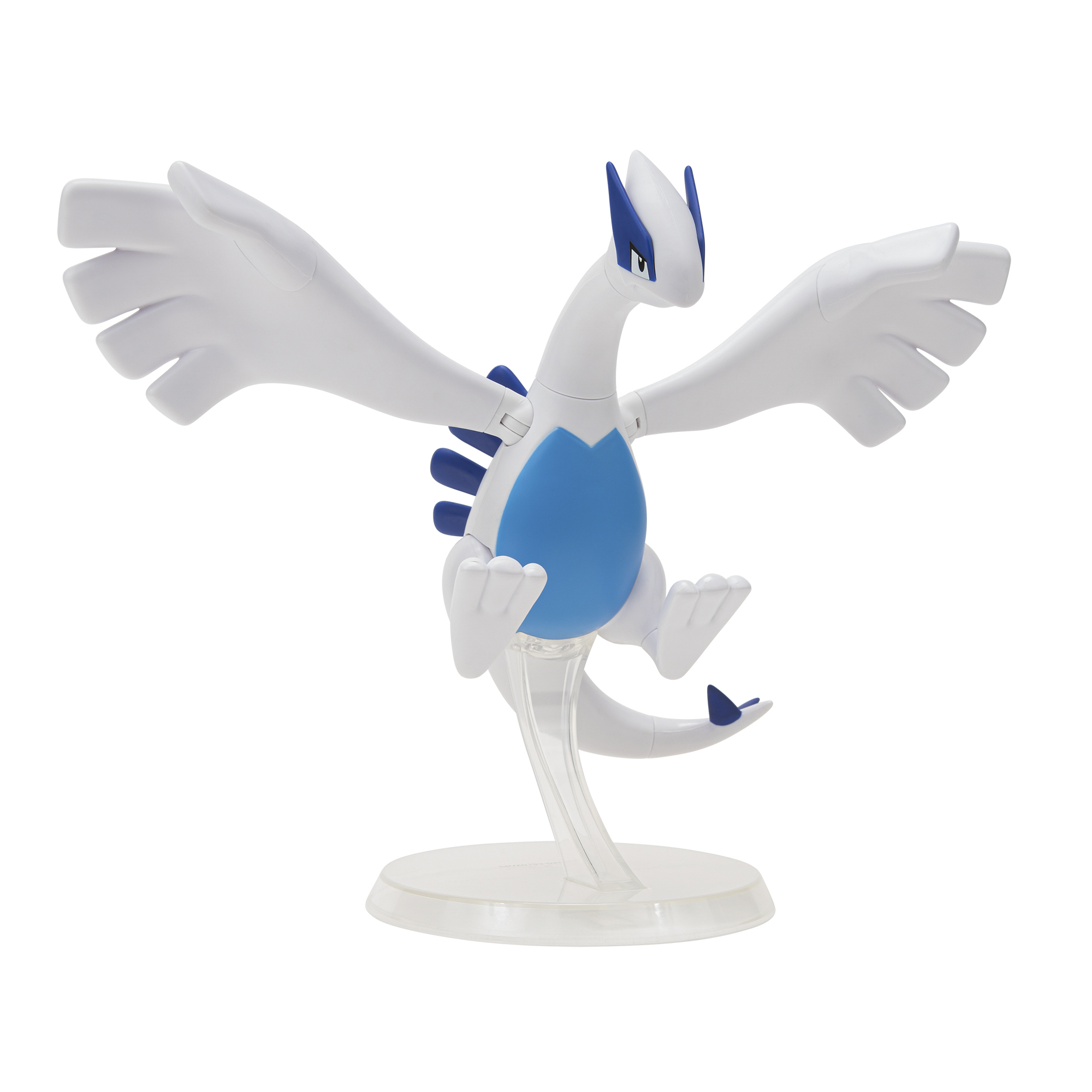 Lugia Pokémon-Figur in der Luft mit ausgebreiteten Flügeln, stehend auf einem klaren Ständer, weißer Hintergrund.