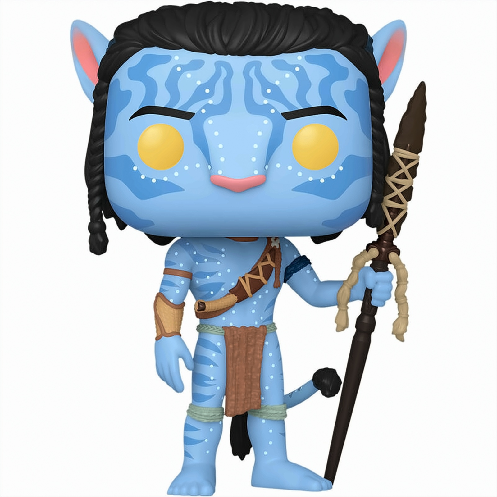 Eine Avatar-Figur. Sie ist blau mit gelben Augen, trägt einen Lendenschurz und hält einen Speer. Weißer Hintergrund.
