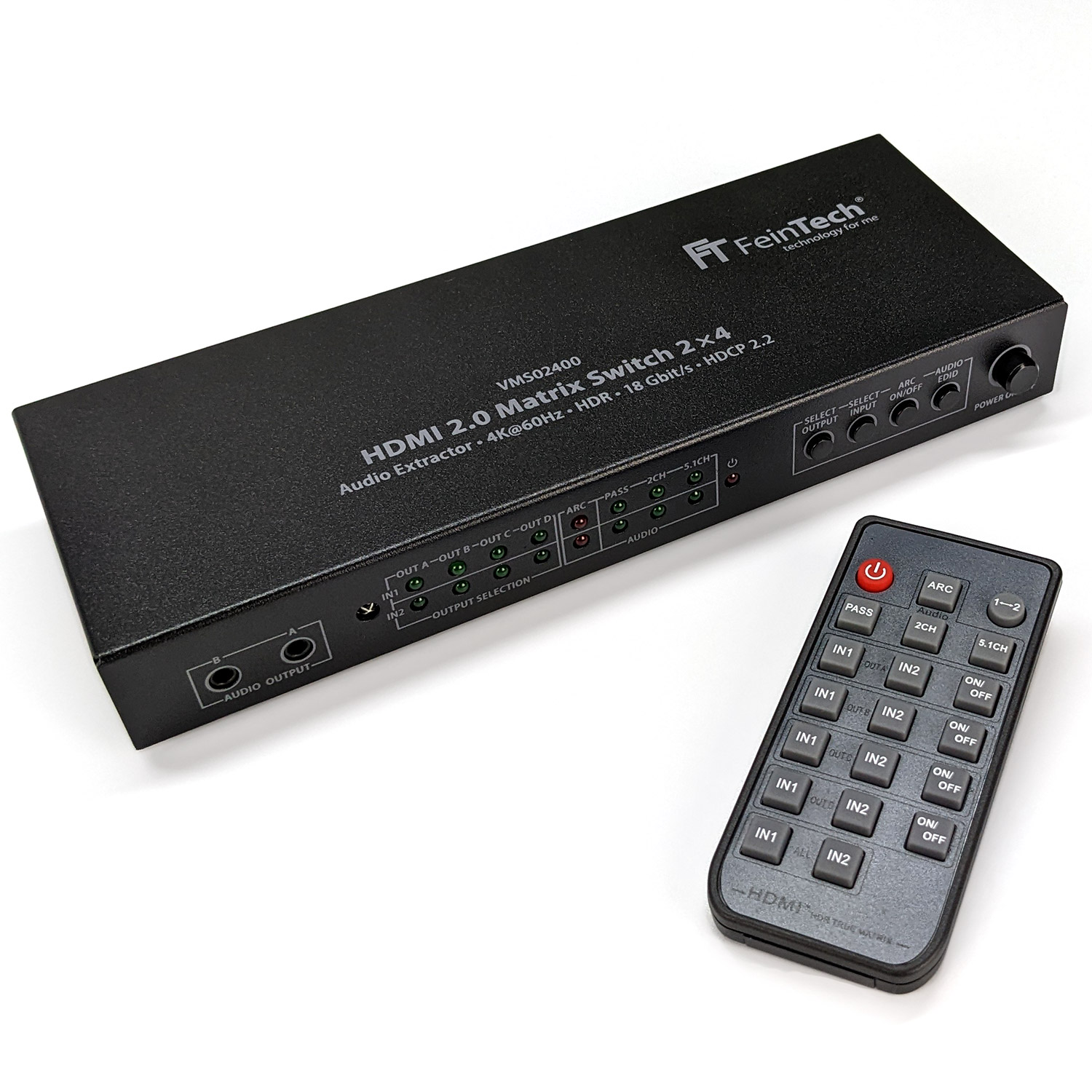 Switch a matrice HDMI nero con telecomando, cavi e connessioni.