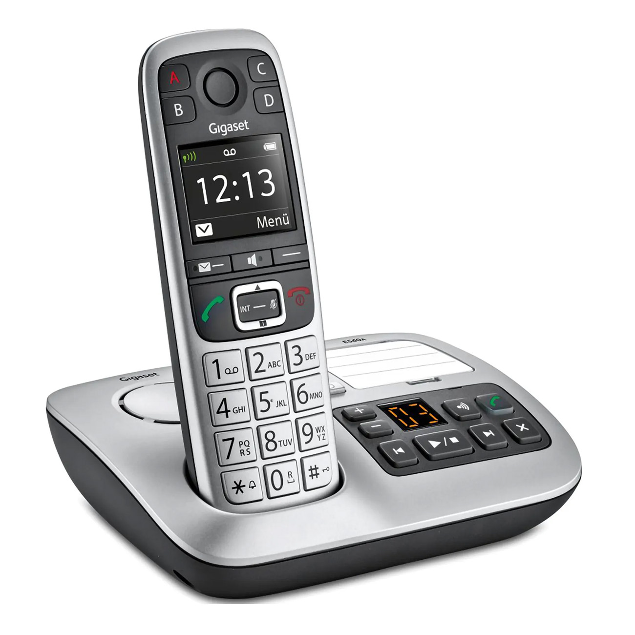 Teléfono fijo plateado con pantalla que muestra la hora y base con botones.