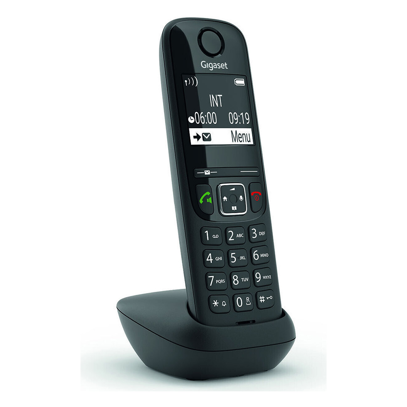 Teléfono inalámbrico negro en una base de carga. La pantalla muestra la hora y opciones de menú.