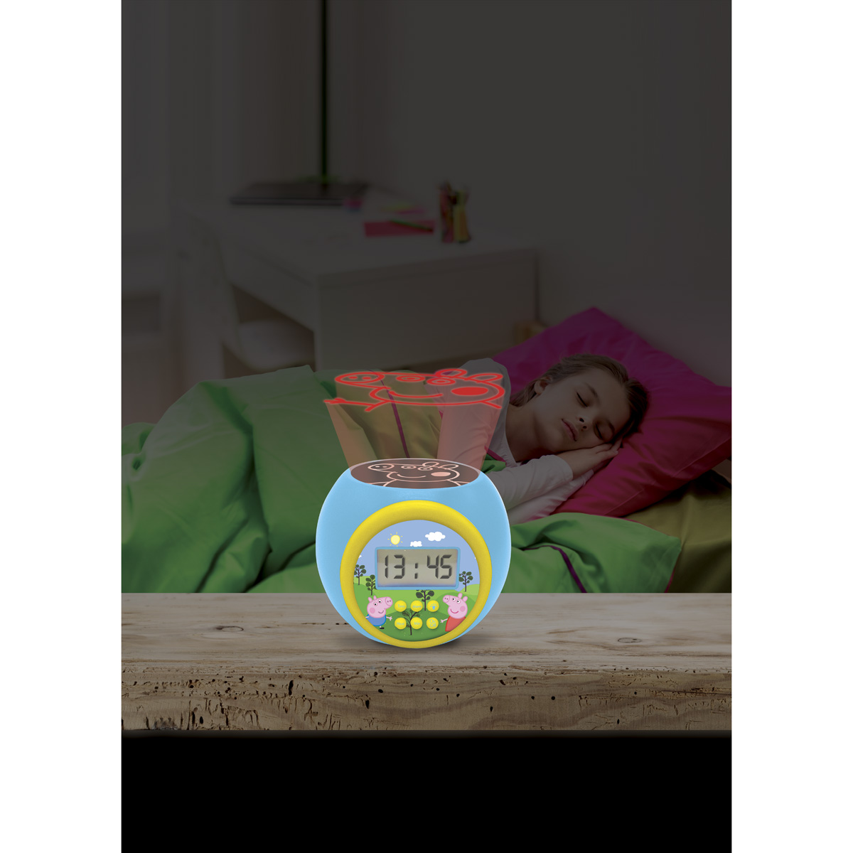 Un bambino che dorme con un proiettore di stelle che mostra un'immagine di cartoni animati e l'ora.