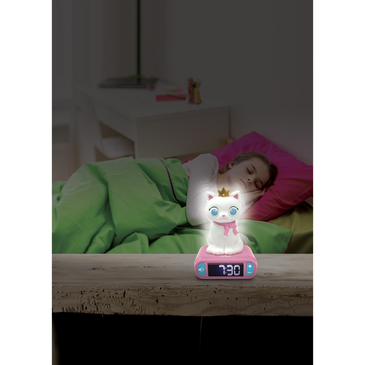 Una niña durmiendo cerca de un despertador con forma de gato sobre una mesa de madera.