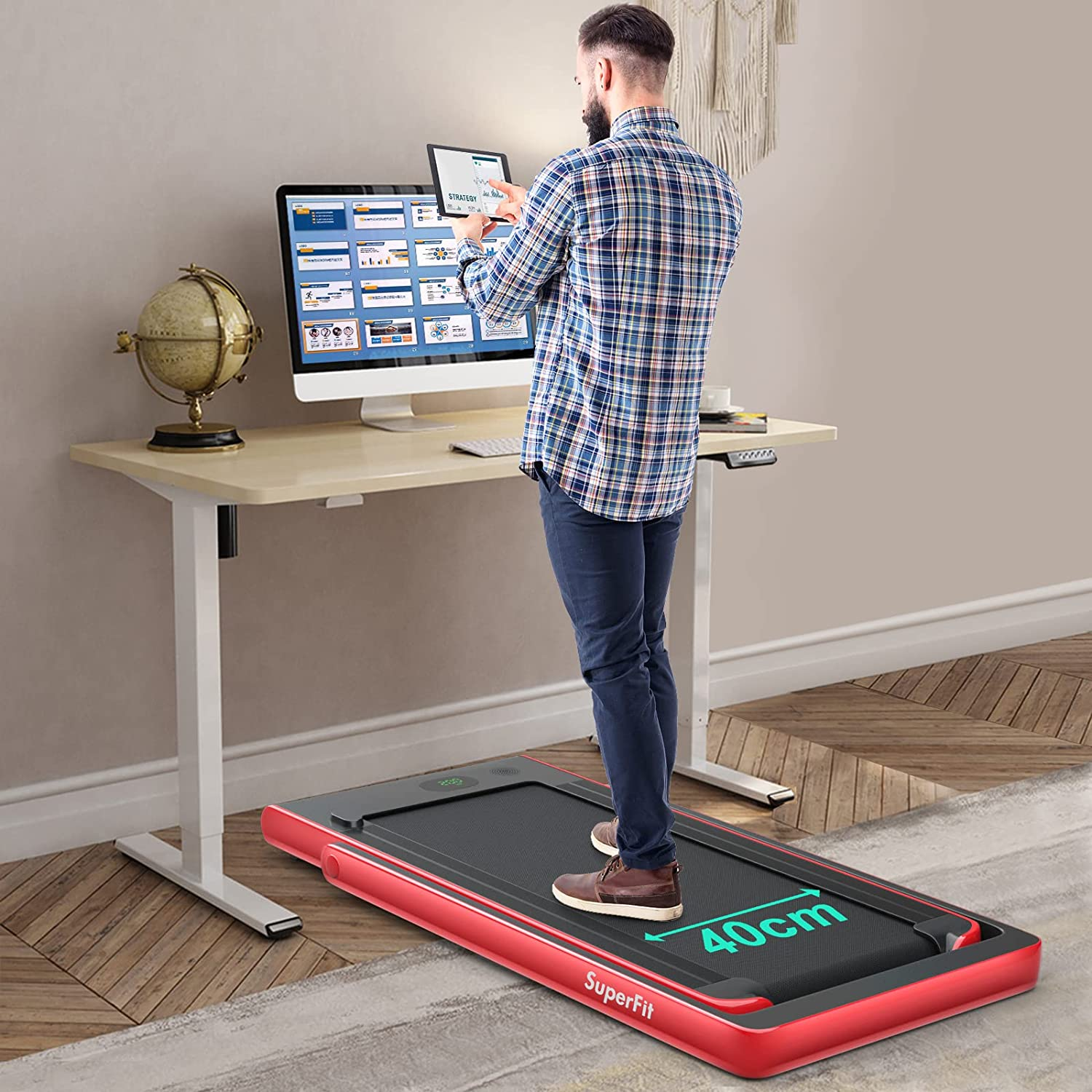 Mann benutzt Laufband-Schreibtisch, steht am Computer.