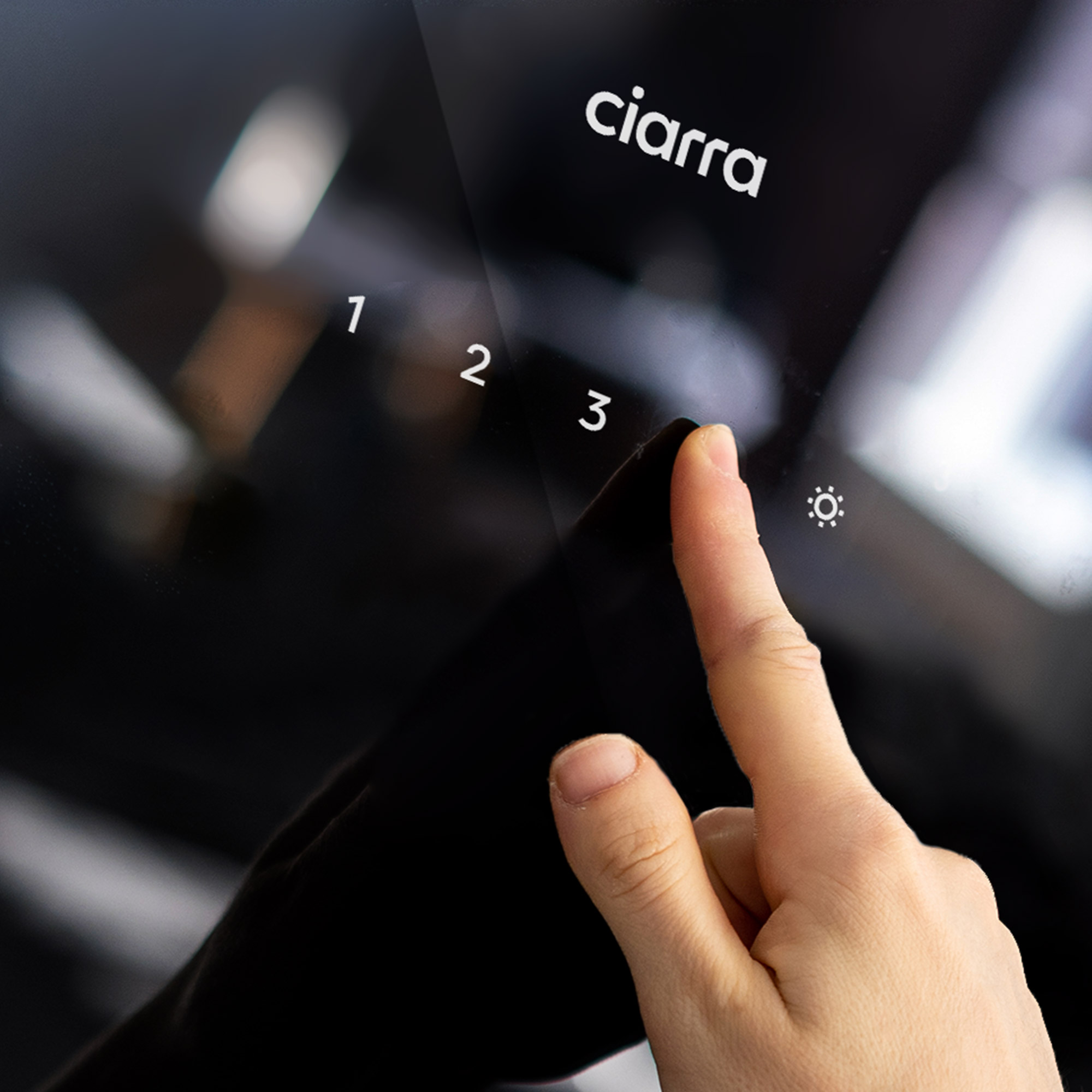 Ein Finger berührt einen schwarzen Touchscreen mit weißen Zahlen.