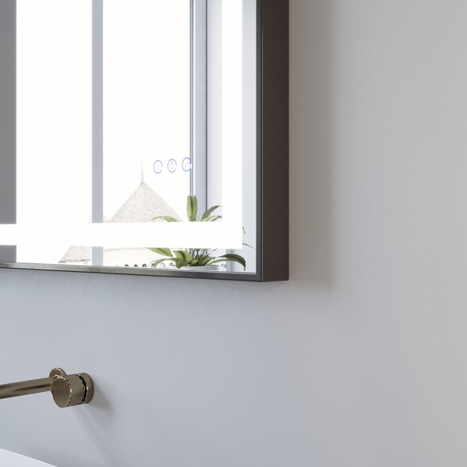 Ein beleuchteter Badezimmerspiegel mit einer Zierpflanze vor einem Fenster.