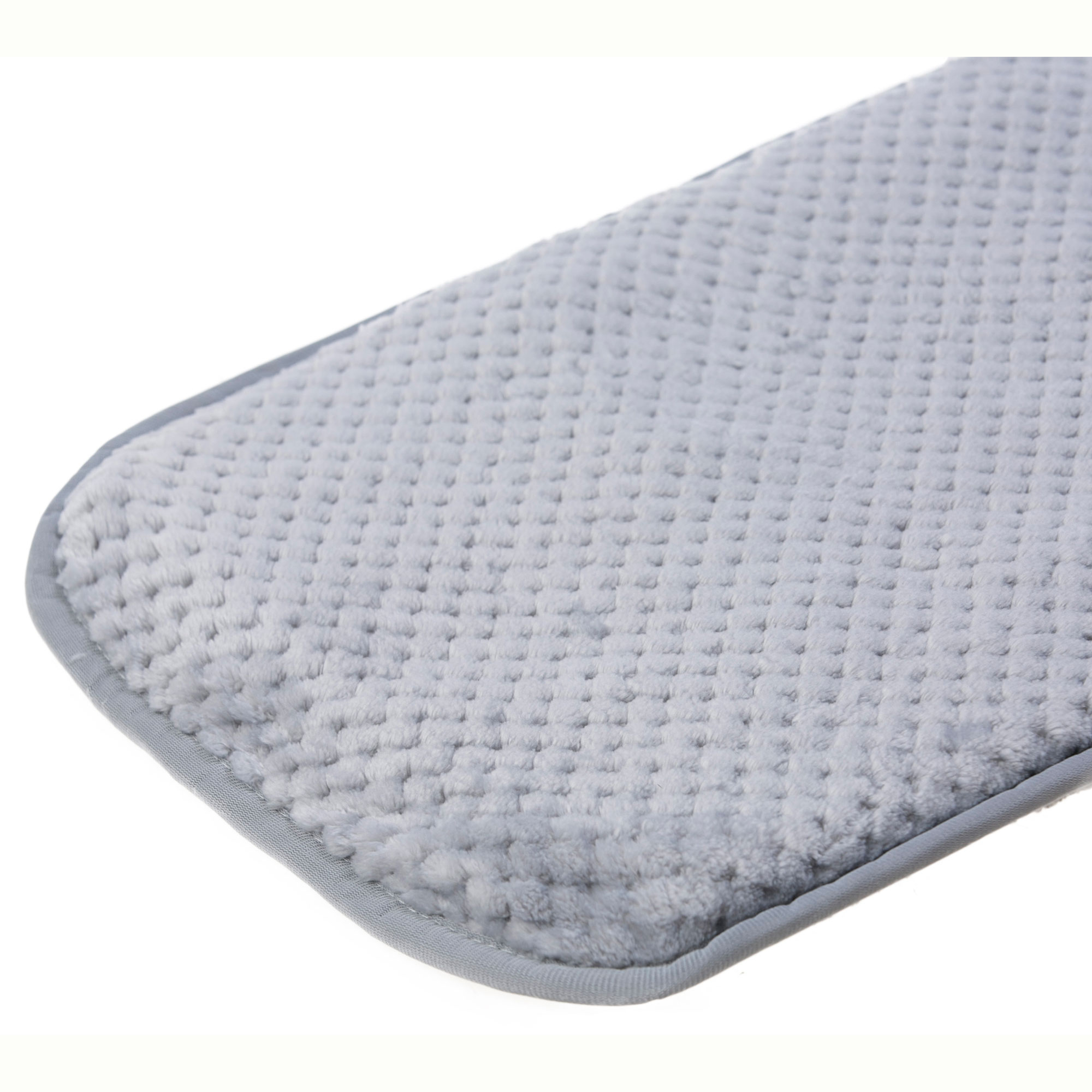 Alfombra de baño gris claro y texturizada. Superficie suave, diseño sencillo.