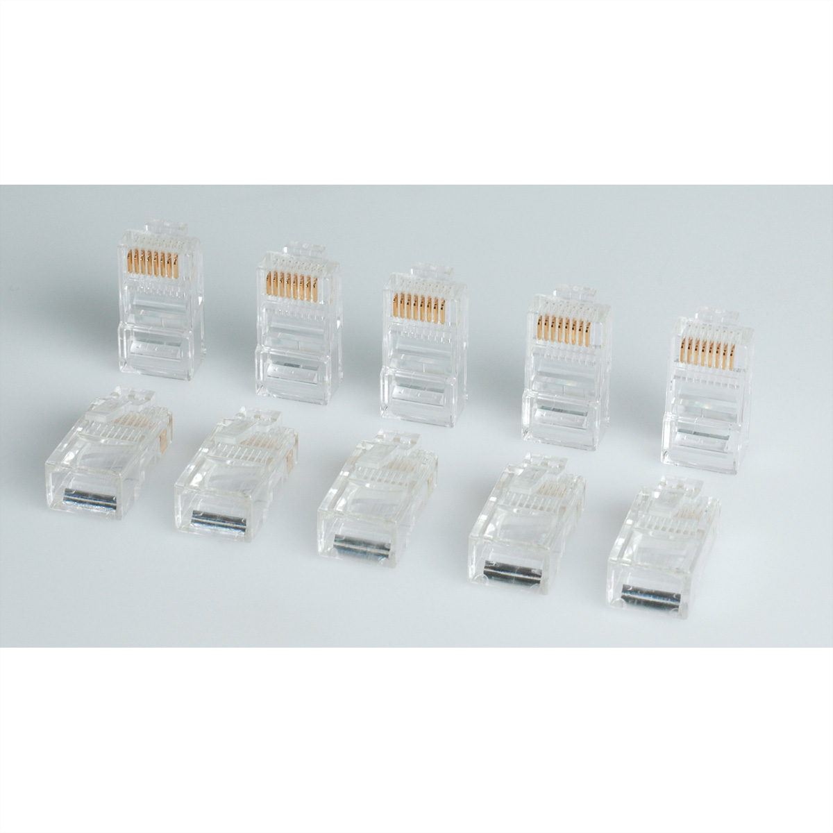 Dix connecteurs RJ45 transparents sur une surface blanche.