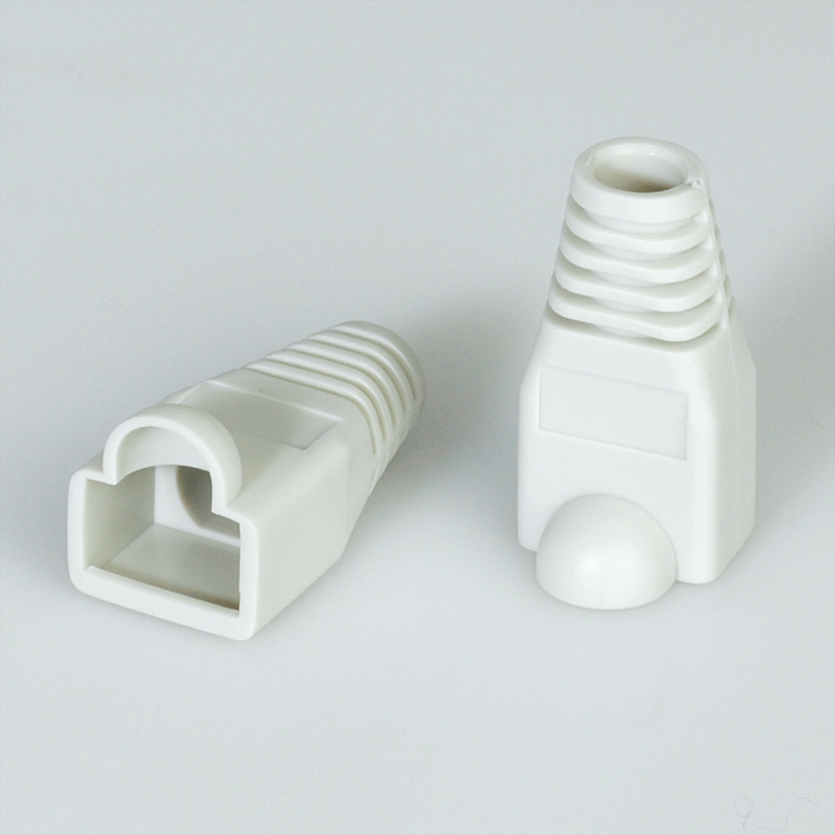 Deux prises RJ45 blanches, une debout et une couchée, sur fond gris clair.