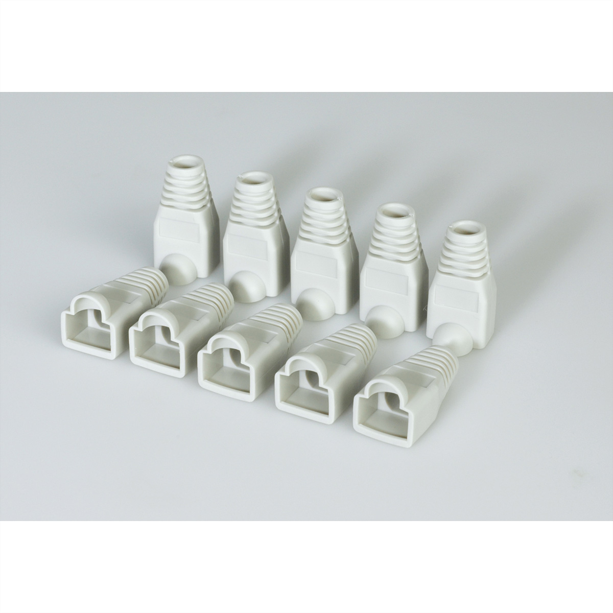Connecteurs RJ45 blancs en groupe. Certains sont droits, d'autres face vers le bas. Fond blanc.