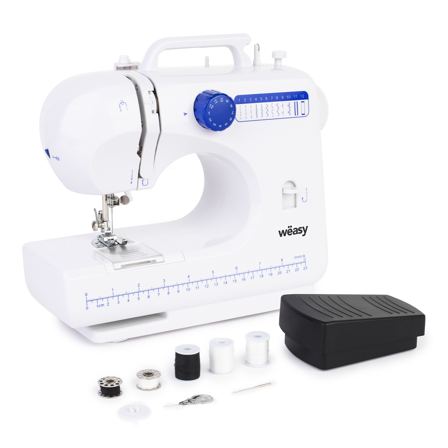 Biała maszyna do szycia z akcesoriami i czarnym pedałem, na białym tle.