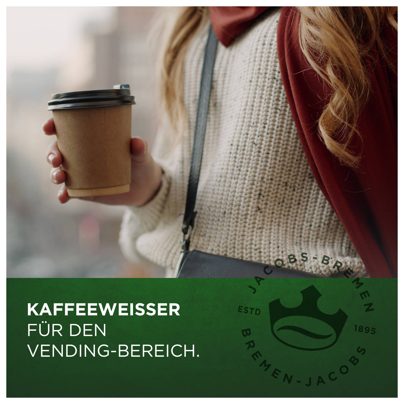 Eine Person hält einen Kaffeebecher in der Nähe eines Firmenlogos.
