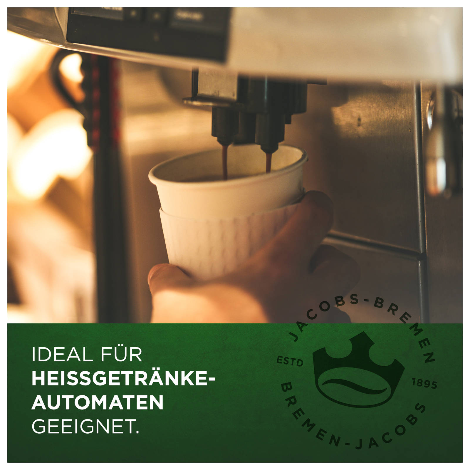 Eine Hand, die eine Tasse hält, während Kaffee aus einer Maschine gegossen wird. Text: ideal für Heißgetränkeautomaten.