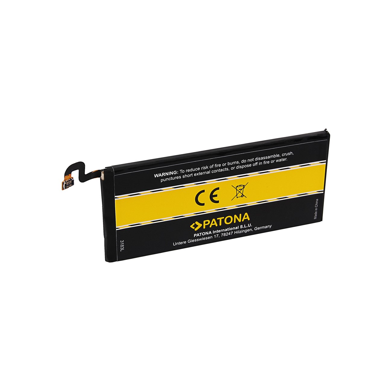 Schwarze und gelbe Patona-Batterie mit Warnhinweis. Weißer Hintergrund.