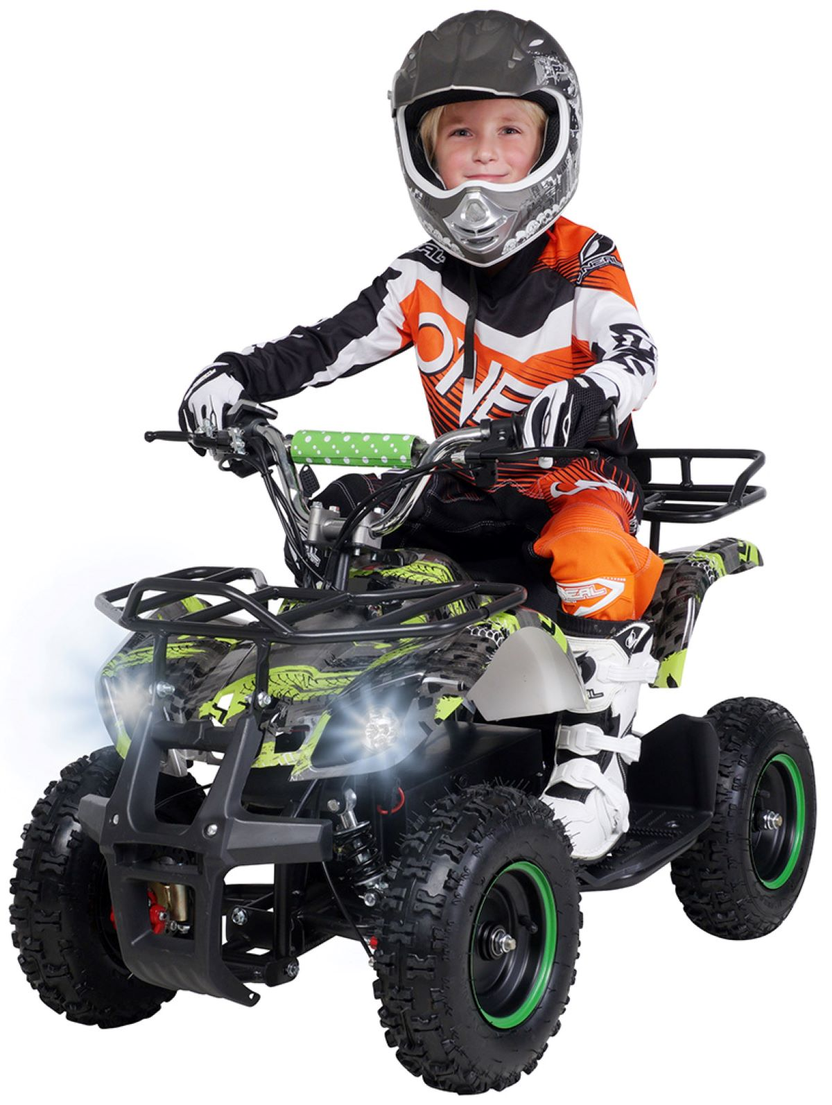 Ein Junge auf einem grünen ATV, Helm und Schutzkleidung tragend, lächelt.