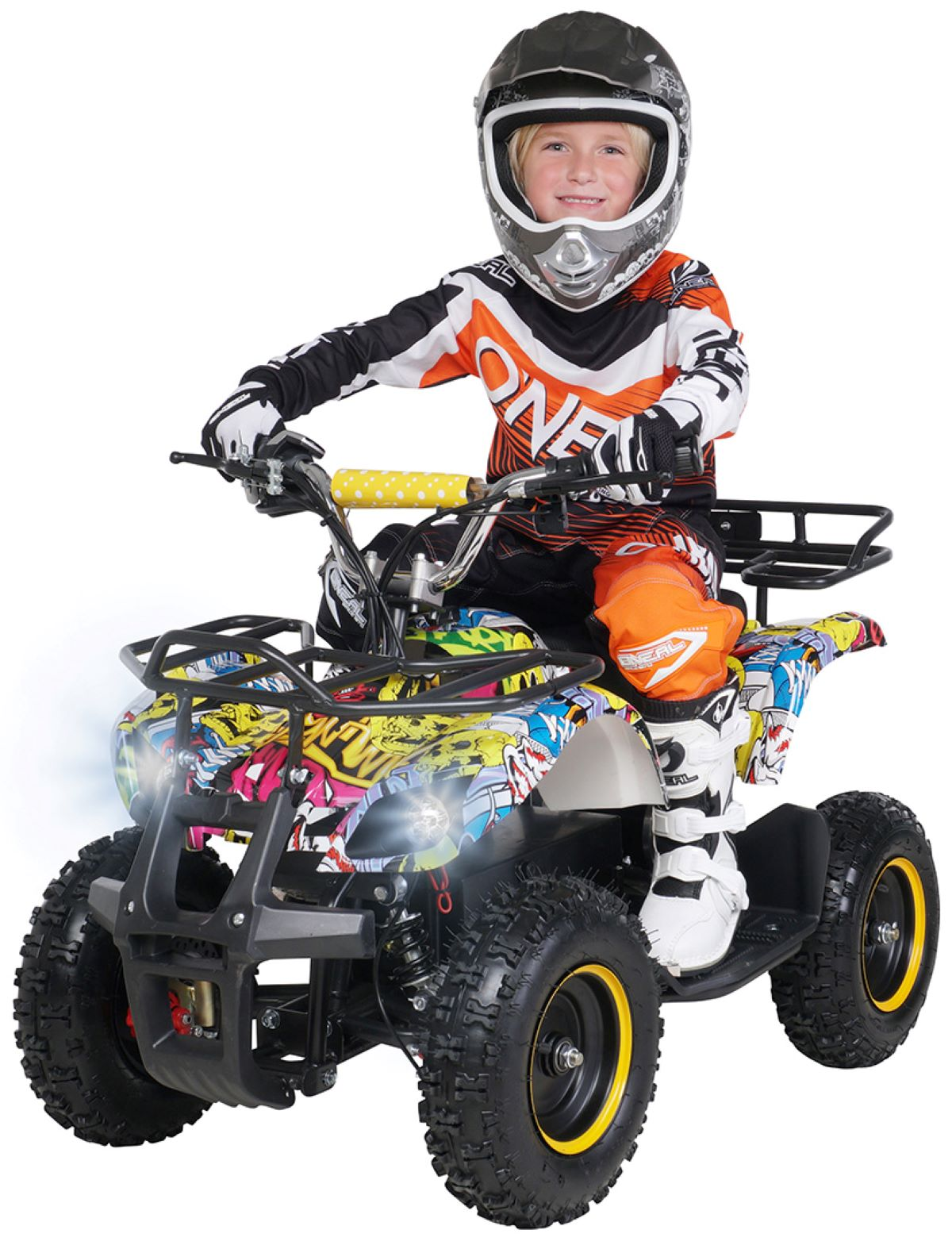 Ein Kind mit Helm fährt ein ATV mit Graffiti. Das ATV ist schwarz und gelb, mit weißem Hintergrund.