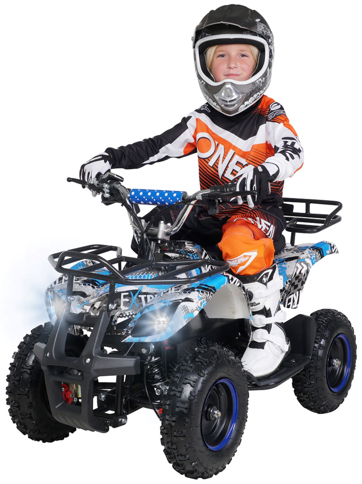 Ein junger Junge auf einem blau-weißen ATV, Helm und Rennbekleidung tragend, auf weißem Hintergrund.