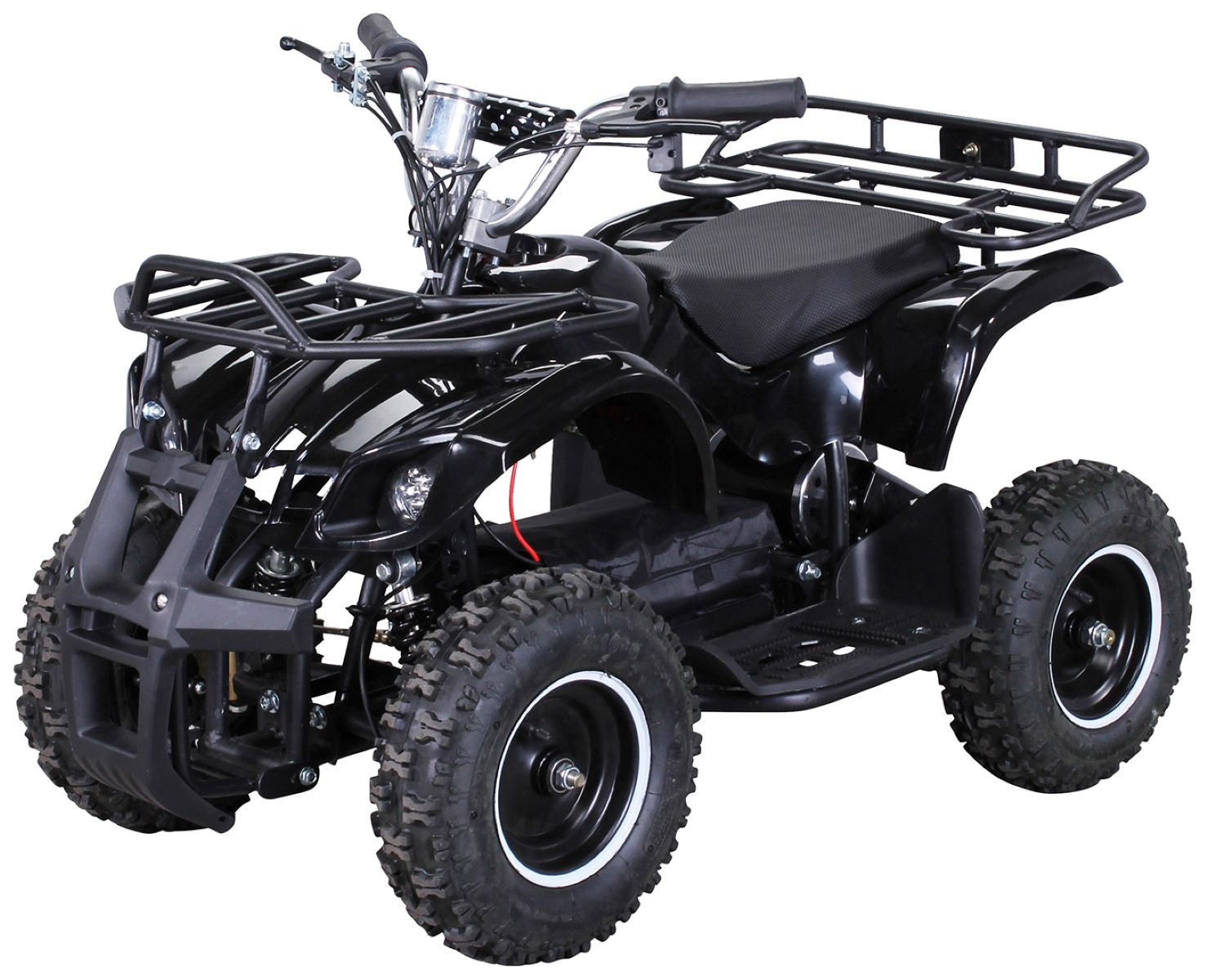Ein schwarzes ATV mit einem schwarzen Gepäckträger. Schwarze Reifen mit weißen Felgen. Isoliert auf Weiß.