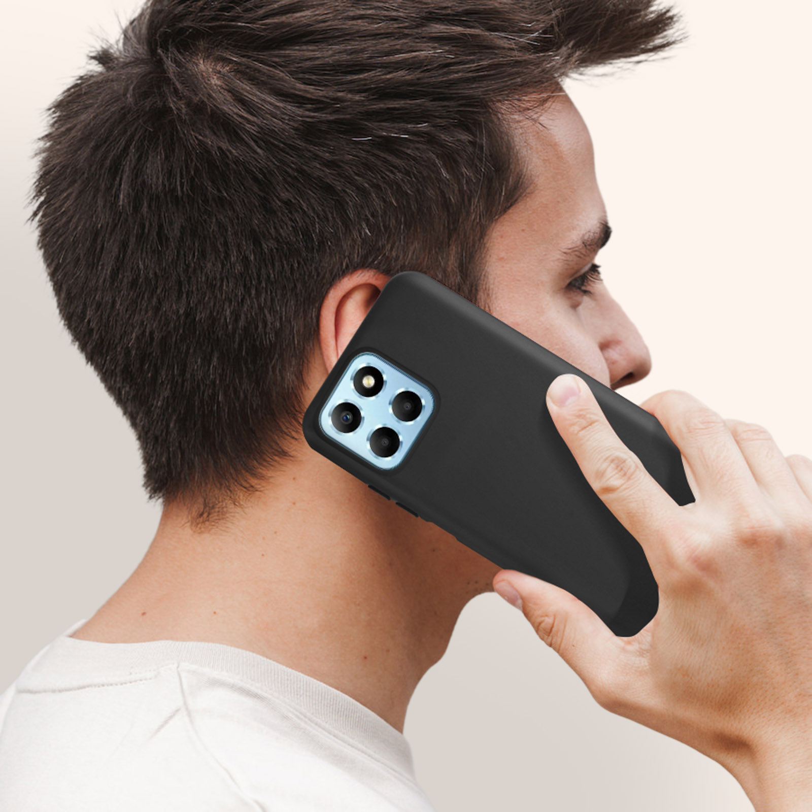 Ein Mann, der ein schwarzes Telefon an sein Ohr hält. Das Telefon hat mehrere Kameras.